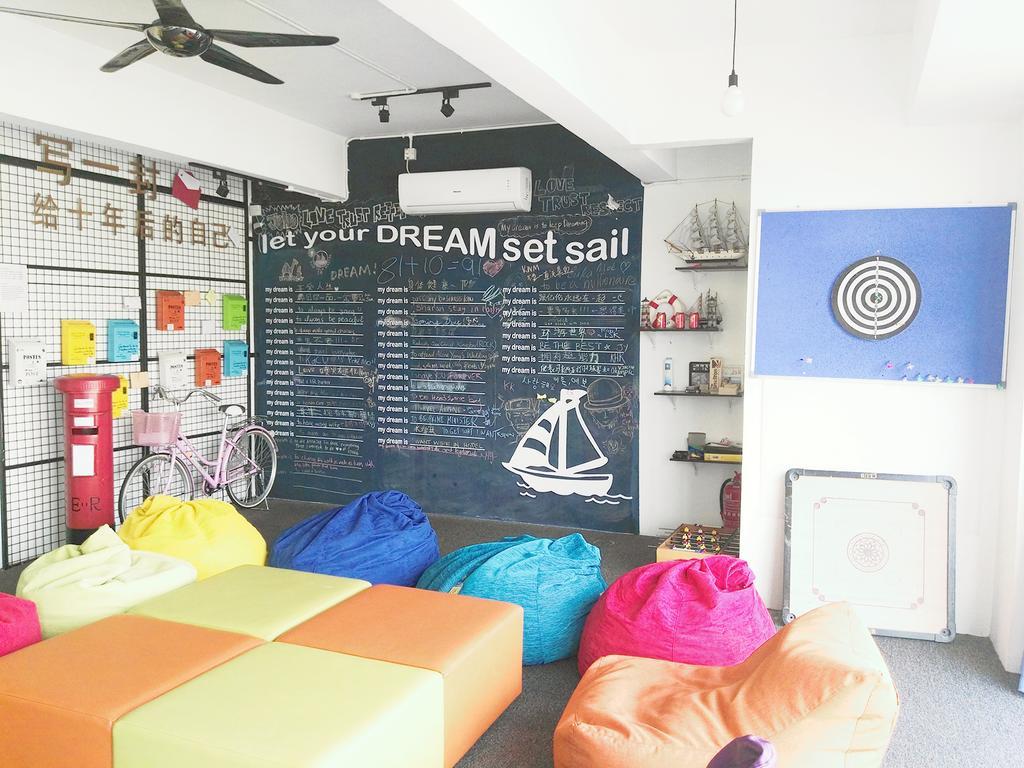 Roof Talk Theme Hostel Johor Bahru Exterior foto